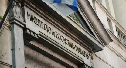 Gobierno toma nueva medida para frenar la caída del dólar