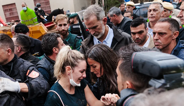 El Rey Felipe VI y la reina Letizia, junto a los habitantes de Paiporta en la Comunidad Valenciana.