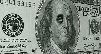 El euro fue el principal beneficiario de la debacle de la divisa estadounidense. Clásico refugio en tiempos turbulentos, hoy está perdiendo la confianza de los inversores gracias a las políticas de Donald Trump y su eventual impacto en la economía. ¿Fenómeno pasajero o movimientos de placas en el mundo financiero?&nbsp;