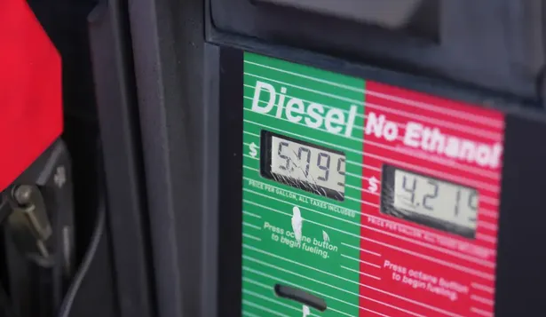 Crece el descontento en EEUU por el precio del combustible: por qué podría ser el talón de Aquiles de Trump en las midterms