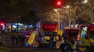 Sanitarios y bomberos en la zona del incendio de Campanar.