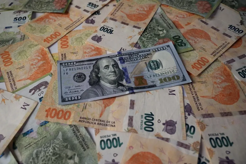 El dólar superó la barrera de los 1.000 pesos