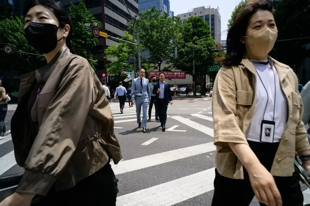 “Mientras los hombres trabajarían largas jornadas, las mujeres estarían abocadas a cuidarlos”, denunció la Unión de Asociaciones Feministas Coreanas.