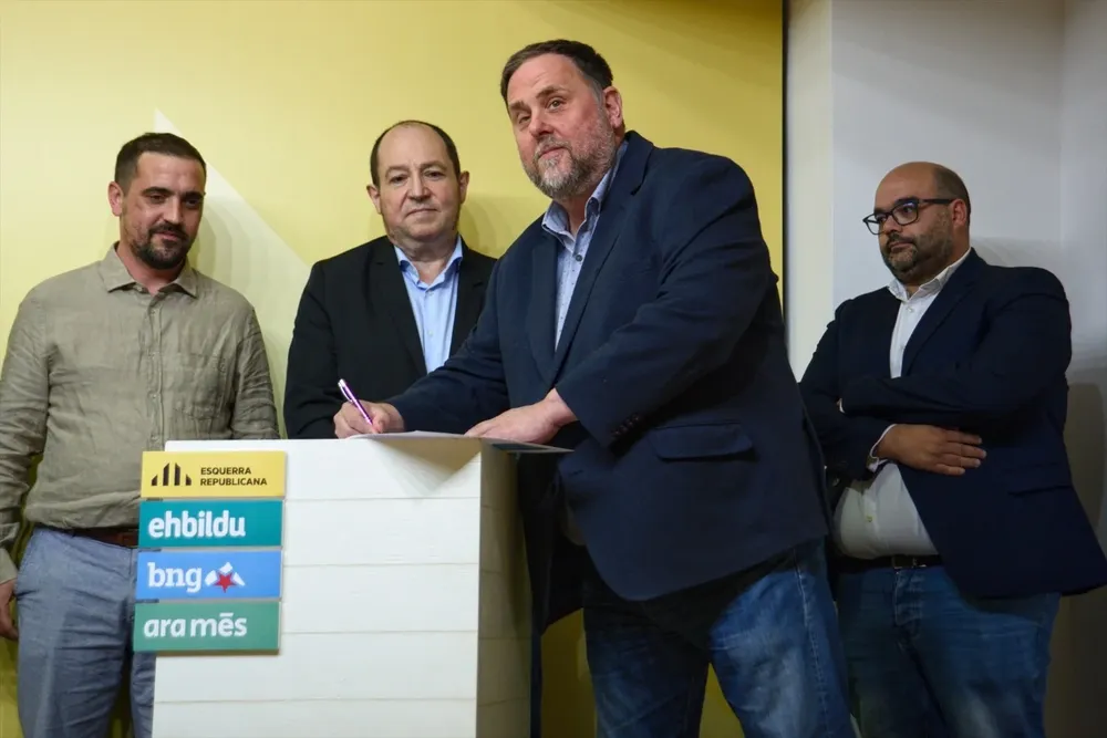 El presidente de ERC, Oriol Junqueras, el cabeza de lista de EH Bildu al PE, Pernando Barrena, el responsable de Relaciones Internacionales del BNG, Rubén Cela, y el coordinador de Ara Més, Mateu Mates, firman el acuerdo de coalición para las europeas
