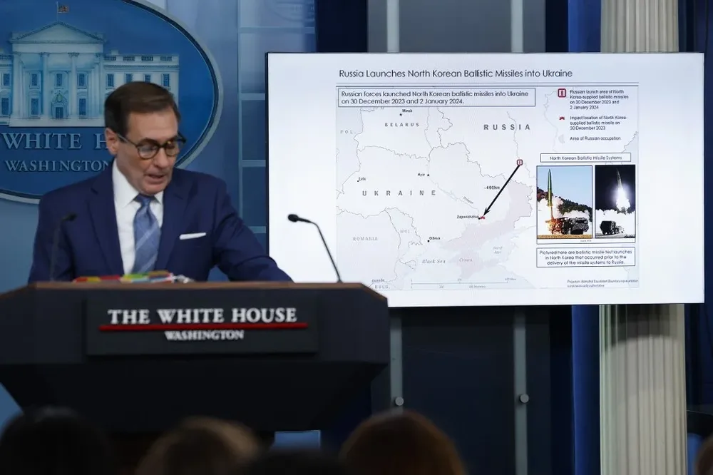 El portavoz John Kirby en la conferencia de prensa donde denunció el uso de misiles norcoreanos por parte de Rusia el 30 de diciembre y el 2 de enero.
