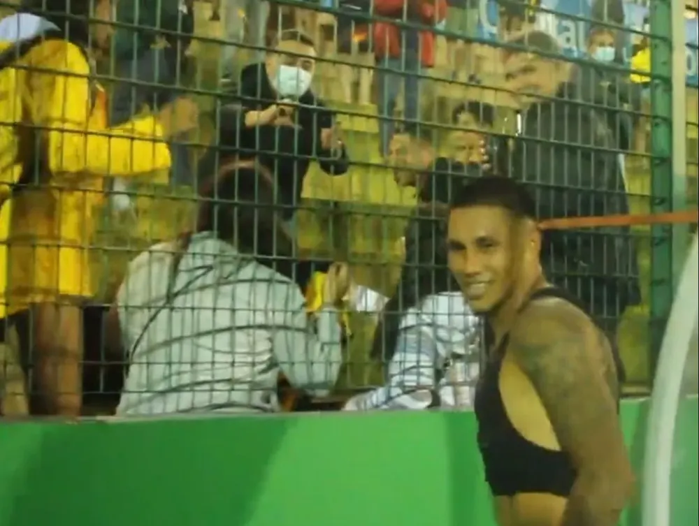 Rodrigo Saravia le entregó su camiseta del debut con Peñarol a su familia al terminar el partido ante Barracas Central