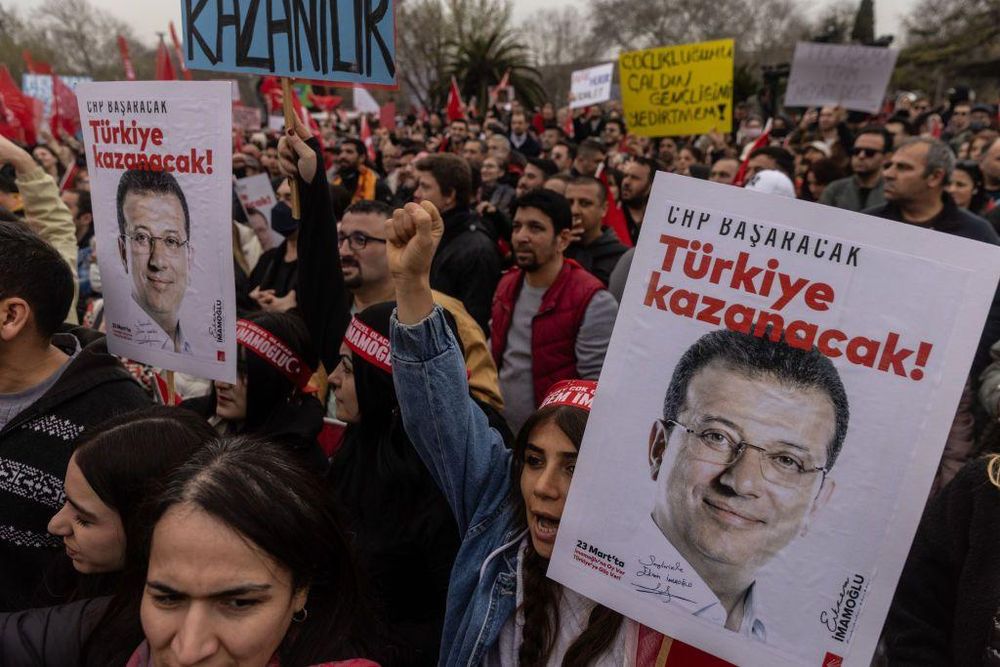 El arresto de Imamoglu ha desatado una ola de multitudinarias protestas contra el gobierno en todo el país.