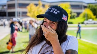 Mujer llora después del asesinato de Charlie Kirk, en la Universidad de Utah.