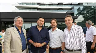 Rodean al presidente Luis Lacalle, el canciller Francisco Bustillo; Gabriel Hochbaum, accionista del Grupo América; y el presidente de Solanas, Raúl Mochón