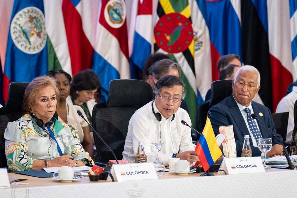 Petro junto a su canciller, Rosa Villavicencio, en la cumbre de la Celac-UE