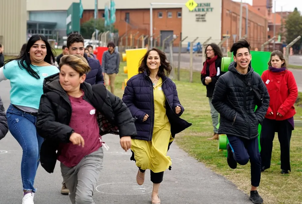 Kira Bir Sethi fundadora del programa Design for Change en un taller dictado en el Plan Ceibal con niños uruguayos