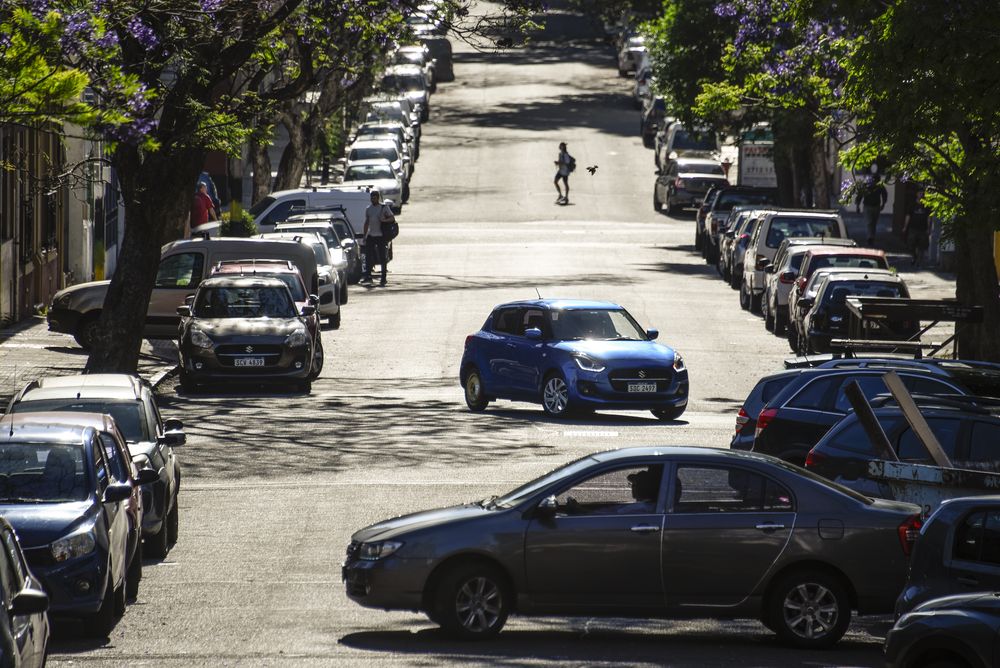20241128 Vista de la calle Hugo Prato, autos estacionados.