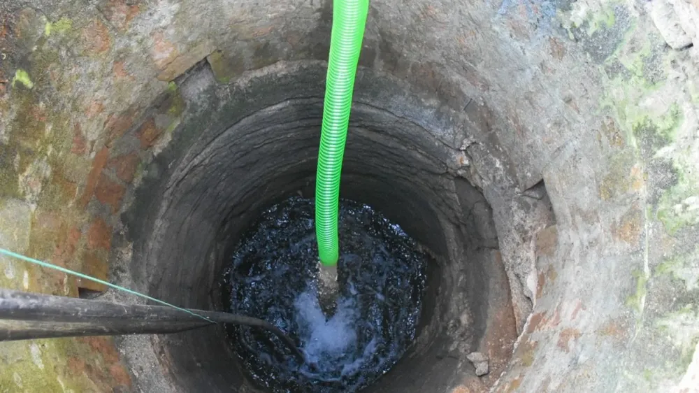 Llenado de un pozo que estaba seco.