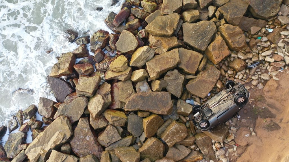 Una mujer de 50 años cayó desde un acantilado en Mar del Plata, tras volcar con su auto en la ruta 11.