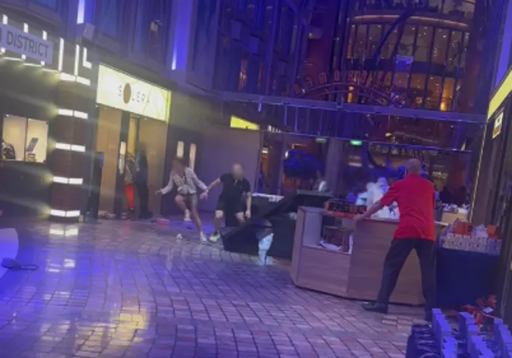 Los pasajeros corren desesperados por los salones del crucero.