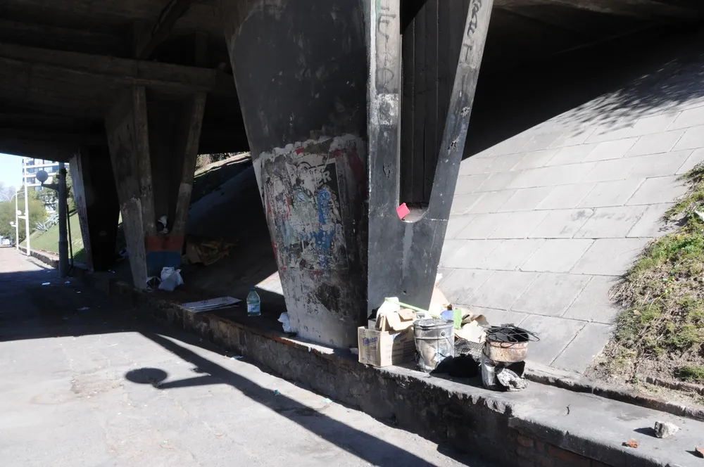 Pertenencias de indigentes en Puente Sarmiento.