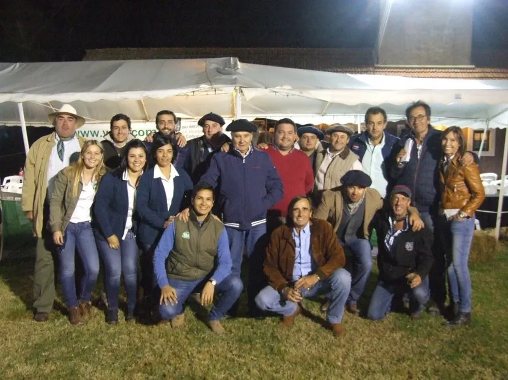 Integrantes del escritorio rematador y del establecimiento en Punta del Este