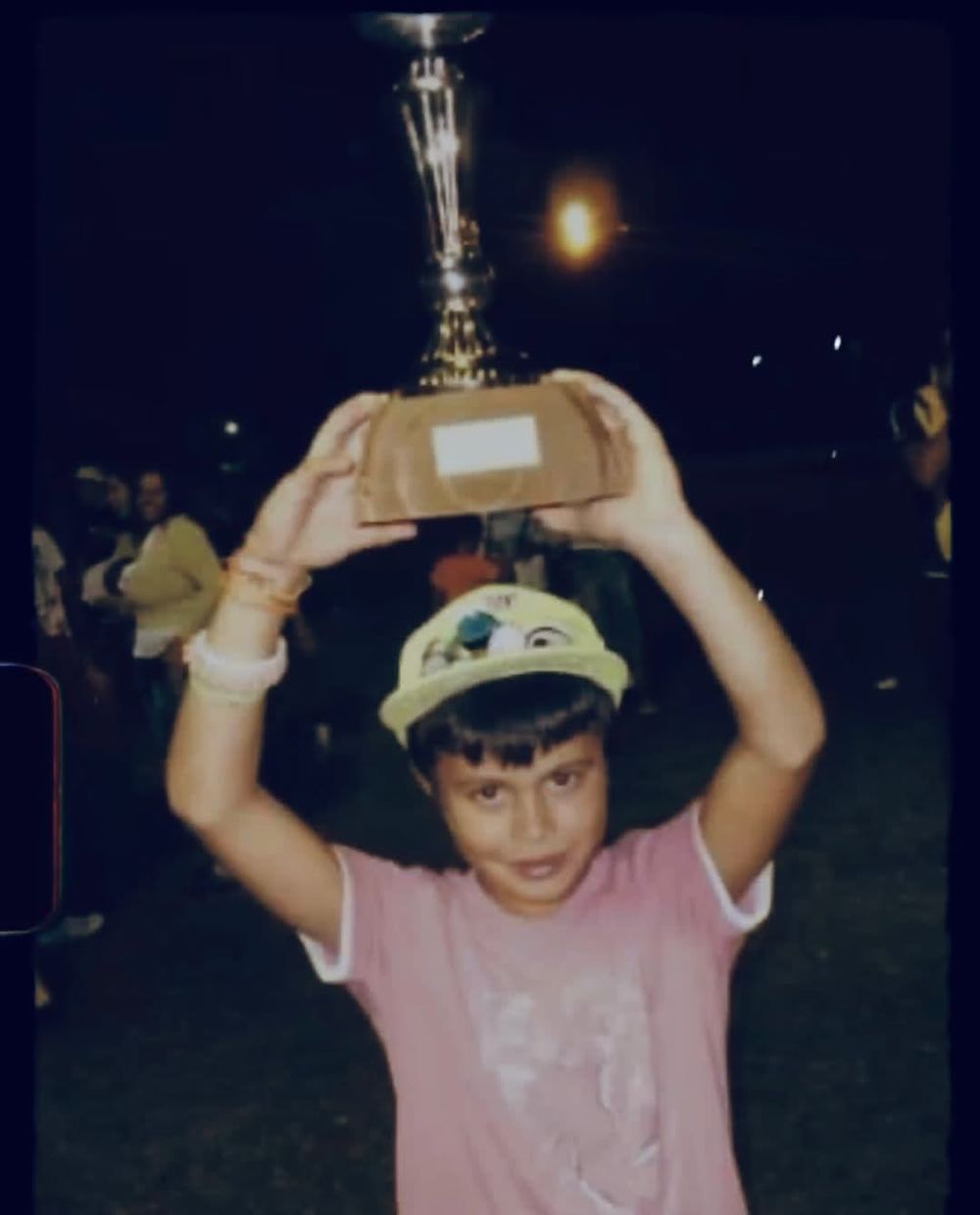 Alan Matturro cuando era un niño y levantó una copa en el baby fútbol Alan Matturro cuando era un niño y levantó una copa en el baby fútbol