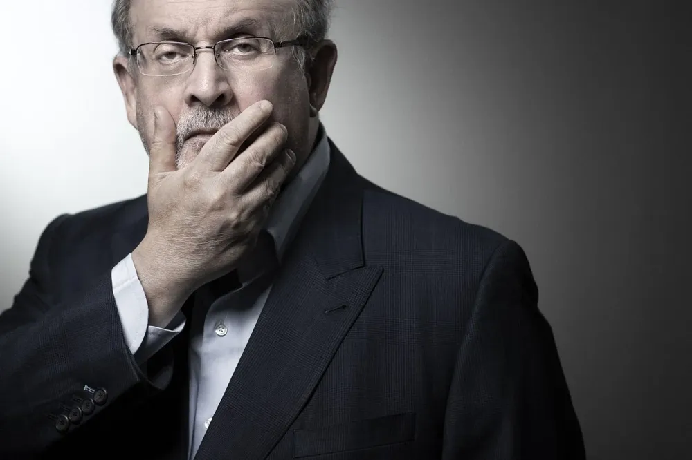 El escritor de Los versos satánicos, Salman Rushdie, en una sesión fotográfica de 2018