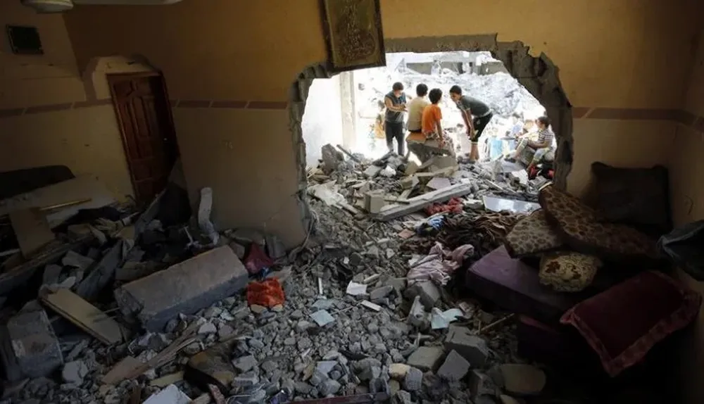 Gaza. Niños palestinos juegan entre los escombros procedentes de su vivienda destruida