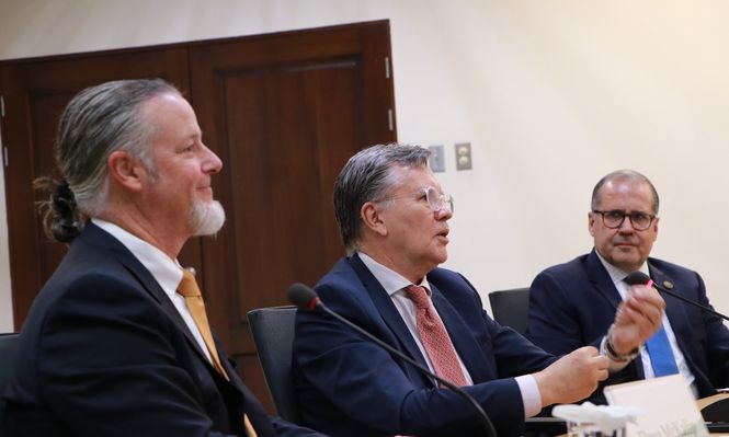 IICA: Doug McKalip, Jefe Negociador Agrícola de la Oficina del Representante Comercial de Estados Unidos; Manuel Otero, Director General de IICA; y el Subdirector General de IICA, Lloyd Day.