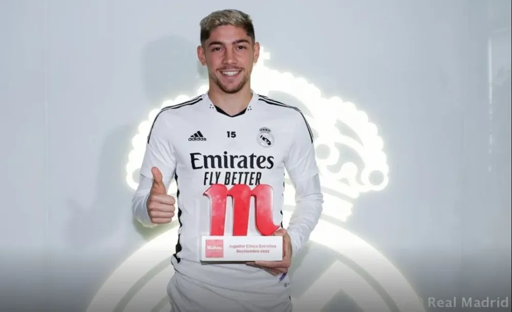 Fede Valverde con el premio al Jugador Cinco Estrellas Mahou de setiembre 2022