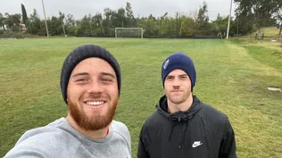 Juan Ignacio Ramírez hace de fotógrafo con Santiago, con gorro de Nacional, detrás