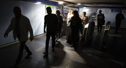 Apagón histórico: casi un 60% de los españoles ve insuficiente la información que dio el Gobierno