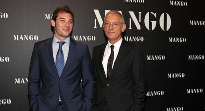El fundador de Mango, Isak Andic, a la derecha, junto a su hijo Jonathan, quien hoy está libre tras haber pagado una fianza de 1millón de euros acusado de la muerte de su padre en diciembre de 2024.