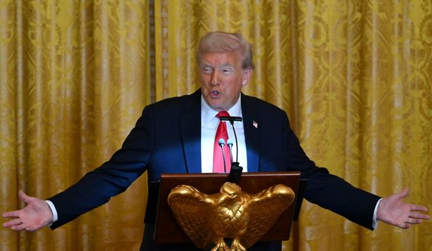 Premio y castigo a discreción: Trump recorta transferencia de fondos federales a estados demócratas