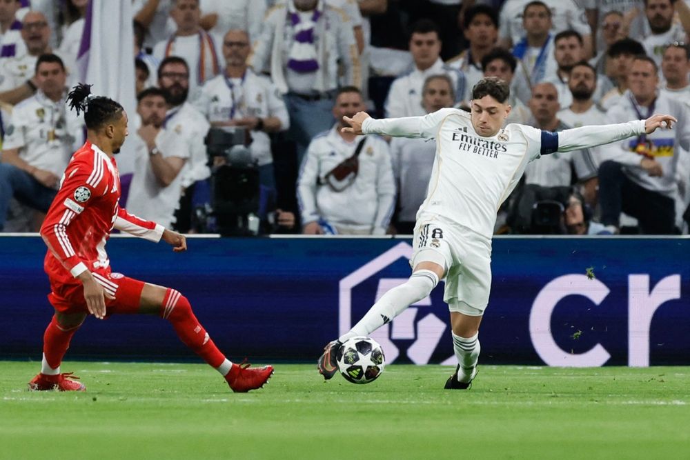 Federico Valverde de Real Madrid ante Michael Olise de Bayern Múnich por la Champions League