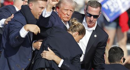 Donald Trump saluda a sus seguidores tras el atentado ocurrido en un mitín en Pensilvania