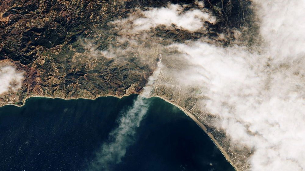 Los vientos cálidos y secos de Santa Ana soplan con fuerza desde el desierto de California y arrastran el humo hacia el mar.
