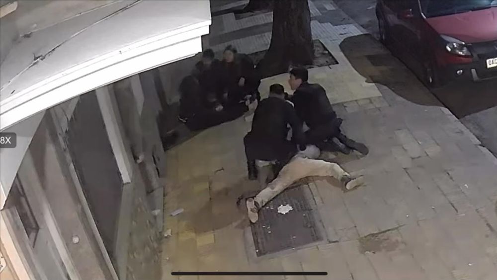 El momento en el que la Policía detiene al agresor