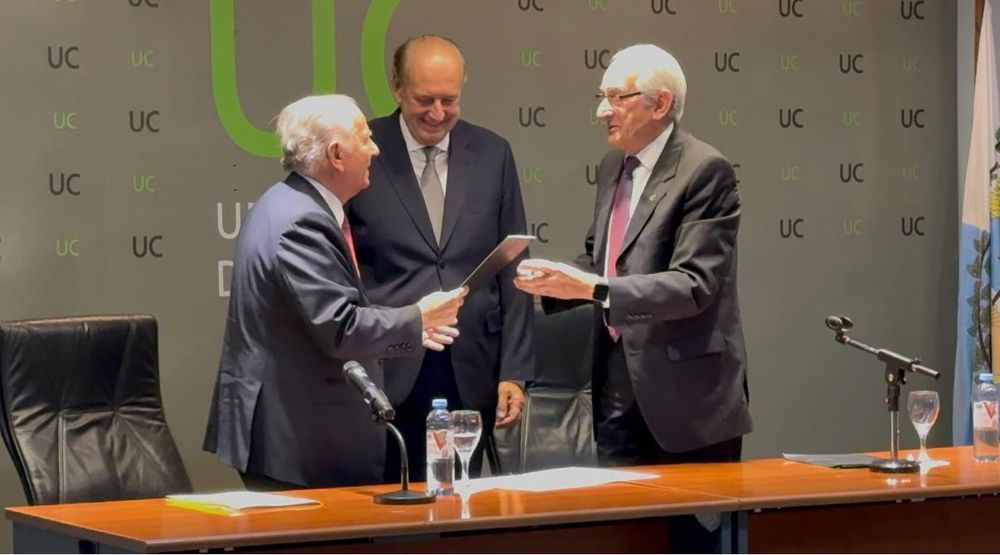 El empresario Alejandro Bulgheroni fue distinguido con el título de Doctor Honoris Causa por la Universidad de Congreso en una ceremonia en la que estuvieron presentes su rector Rubén Bresso y el presidente de la Universidad, José Luis Manzano.