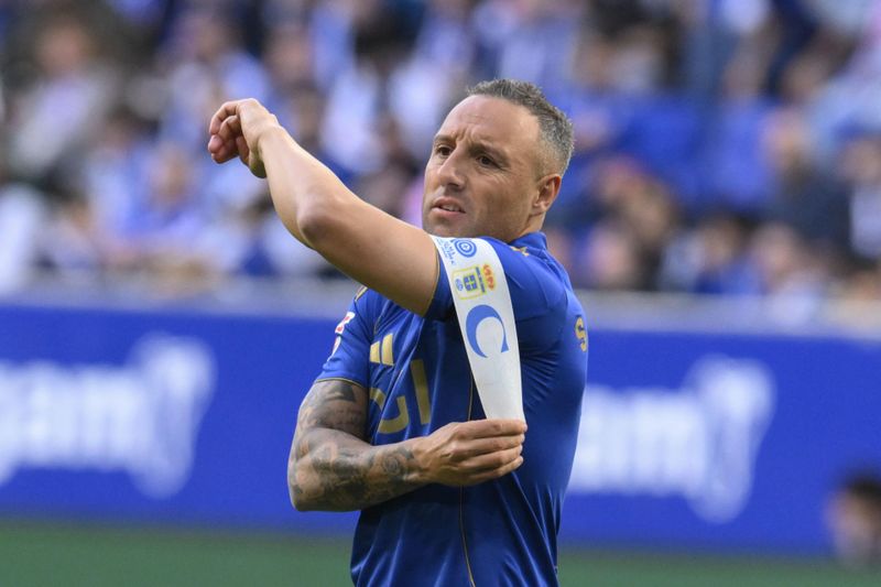 El uruguayo Guillermo Almada fue cuestionado por uno de los capitanes de Oviedo, su equipo, por "la poca participación" del histórico Santi Cazorla