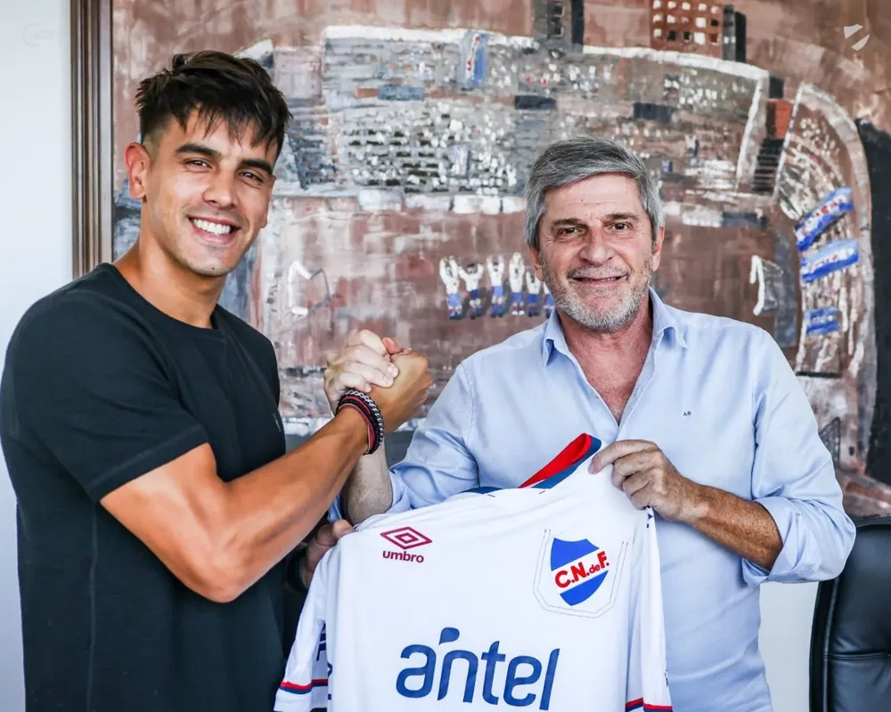 Alexis Castro en su llegada a Nacional con el presidente Alejandro Balbi