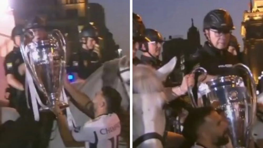 Dani Carvajal le entrega el trofeo a su padre, policía que escoltó a caballo el bus del Real Madrid