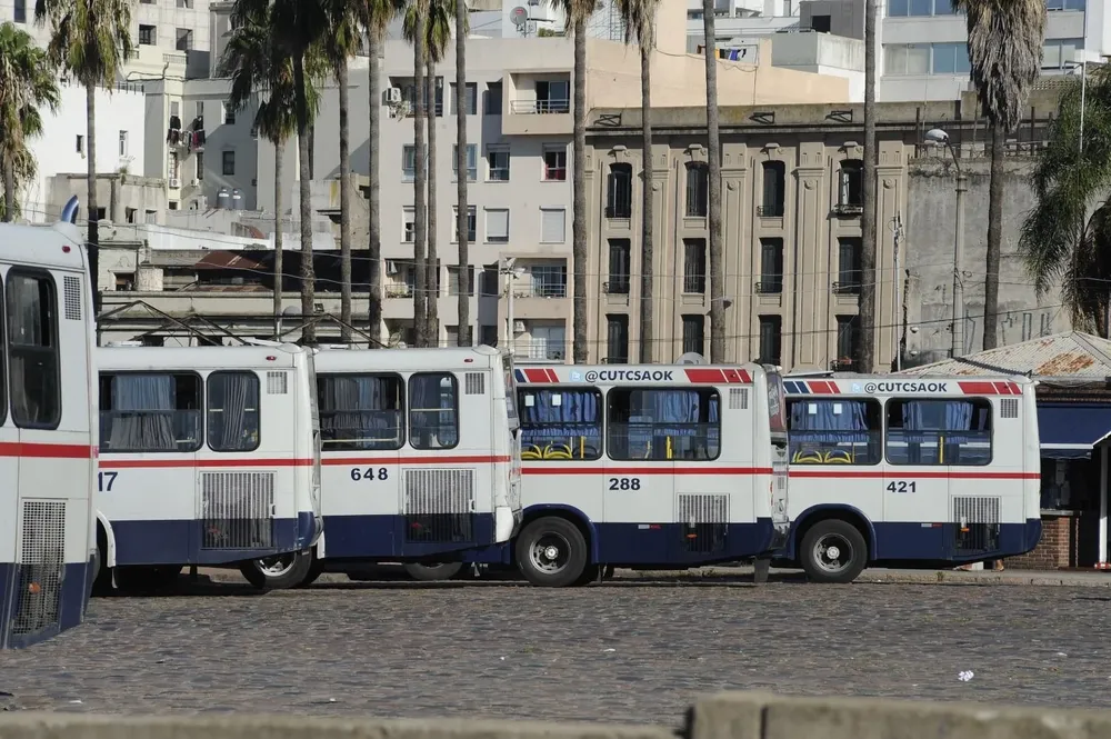 Foto de archivo. La hinchada aurinegra será trasladada en ómnibus de Cutcsa al Gran Parque Central