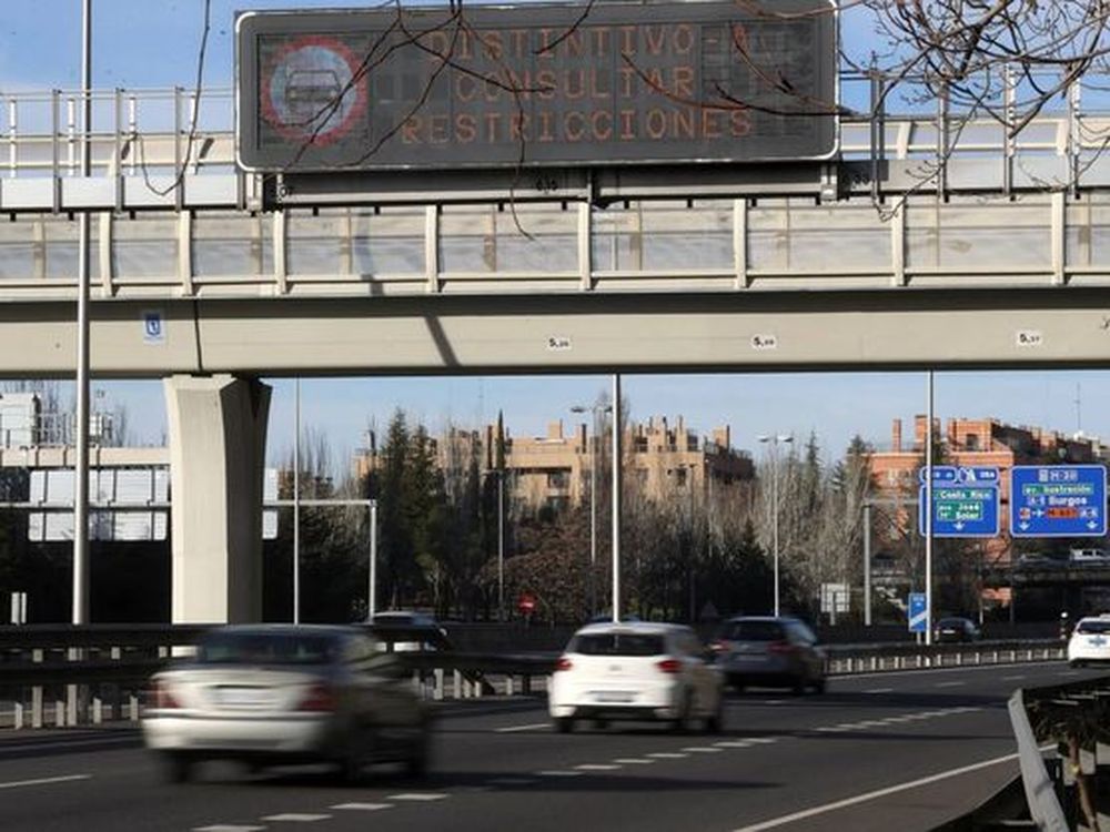 Madrid posterga unn año las multas para quienes circulen en vehículos sin etiqueta ambiental