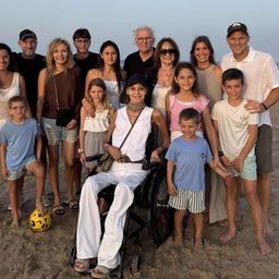 Diego Forlán junto a su padre Pablo Forlán y toda su familia, en el cumpleaños 80 de este último