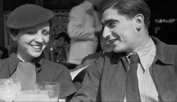 Gerda Pohorylle y Andre Friedmann, o lo que es lo mismo, Gerda Taro y Robert Capa, en París en 1936.