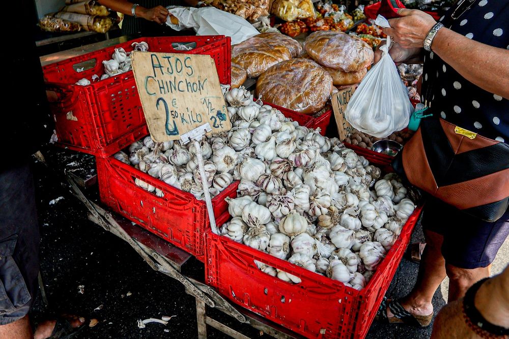 Un puesto de ajos en un mercadillo en el distrito de Tetuán, Madrid. EUROPA PRESS