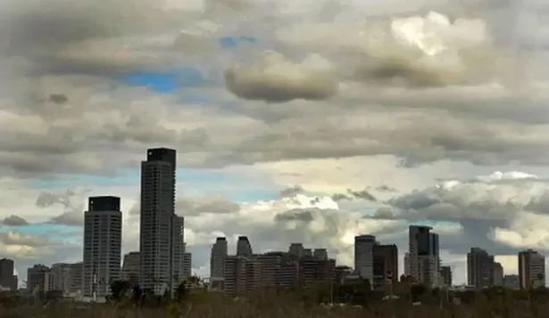 algo nublado y clima templado