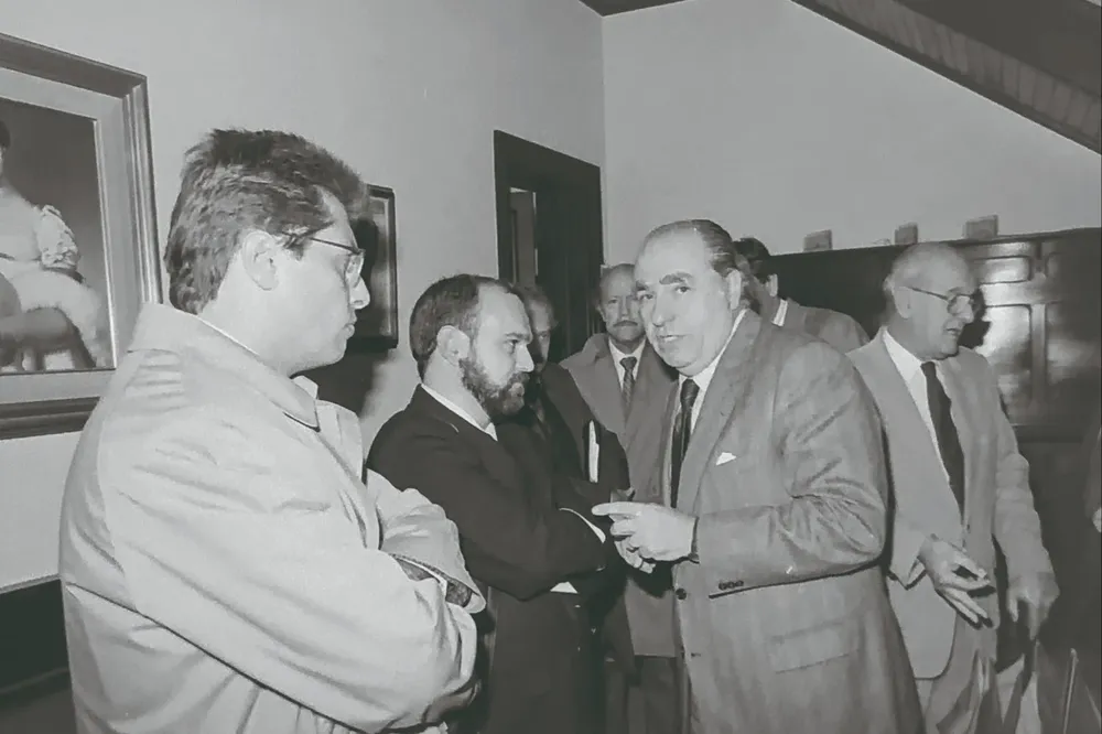 El periodista Leandro Pauletti rodeado por Sanguinetti y Abdala