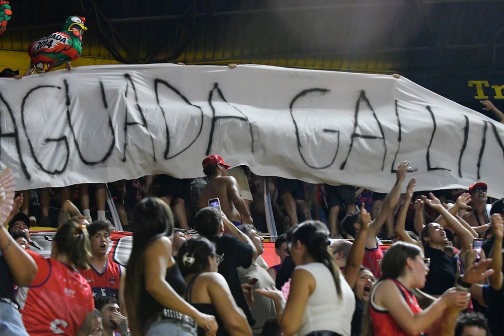 Bandera ofensiva de hinchas de Goes