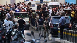 Ambulancias rodeadas de gente a la entrada del Centro Médico de la Universidad Americana de Beirut, después de que se produjeran explosiones en varios bastiones de Hezbolá en todo el Líbano