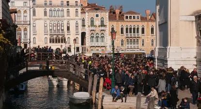 Las grandes multitudes son cosa común en Venecia.
