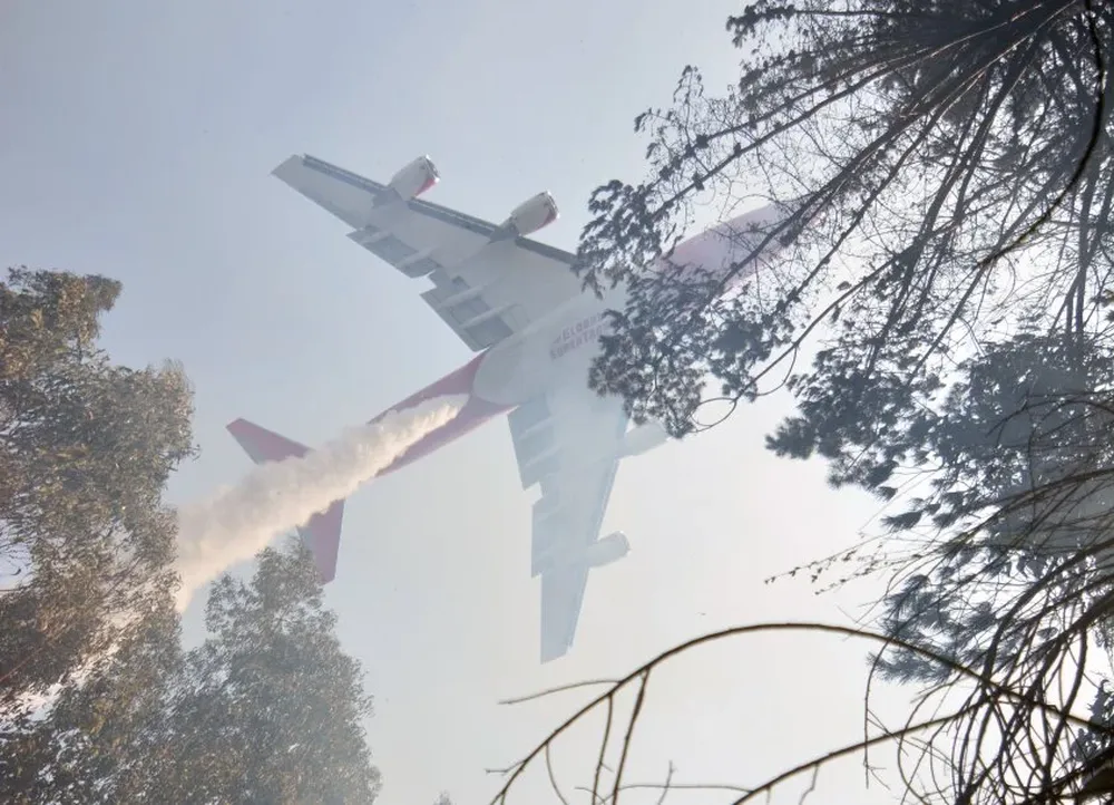 Un avión cisterna Boeing 747400 ayuda en los esfuerzos de apagar los incendios en Concepción, Chile