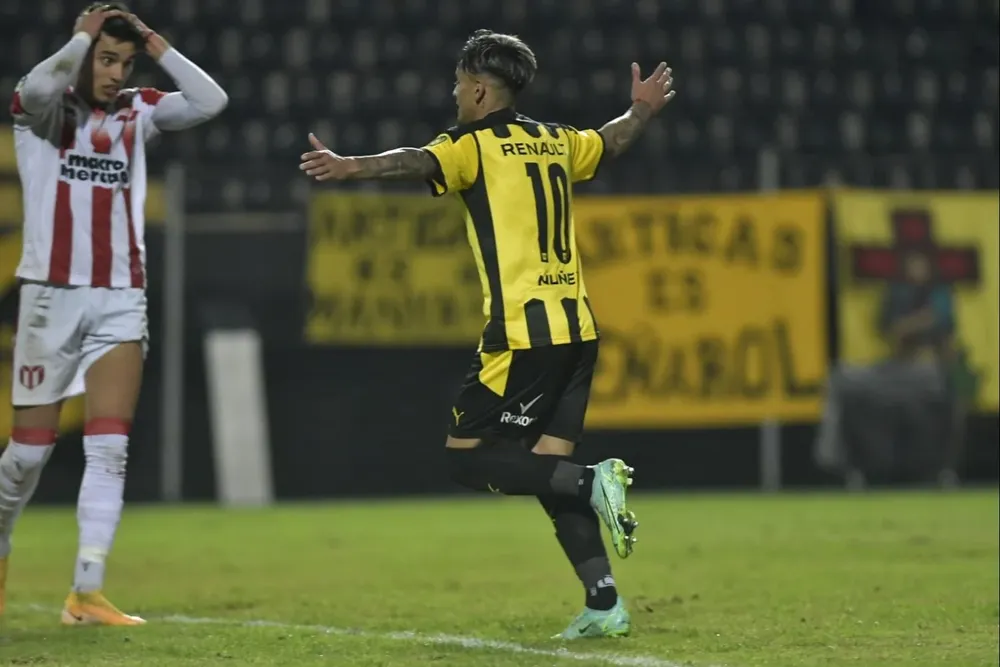 Facundo Torres celebra su golazo para Peñarol en el 2-0 y River lo sufre